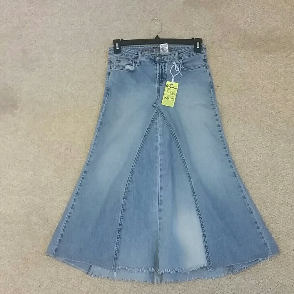 Long Jean skirt. Light blue. Junior's Size 3